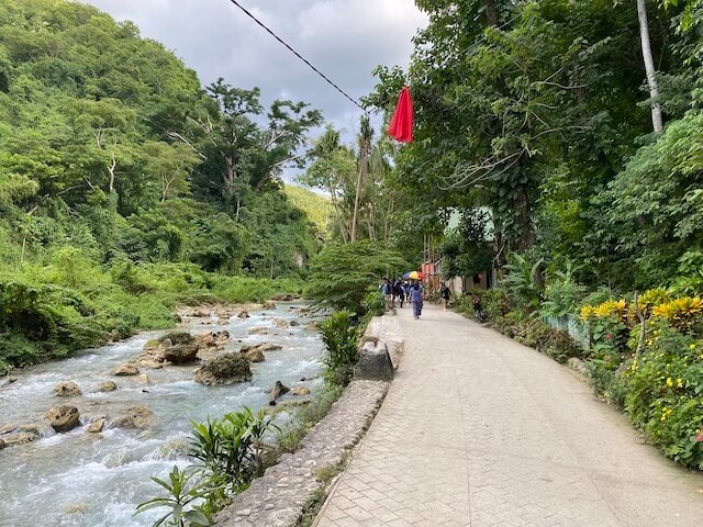 カワサン滝の道中でトレッキングを行う道