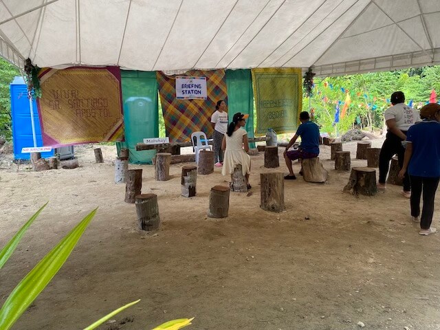 カワサン滝のオリエンテーションを受ける人々