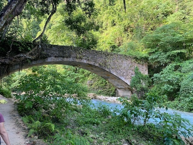 カワサン滝に向かう道中の古橋
