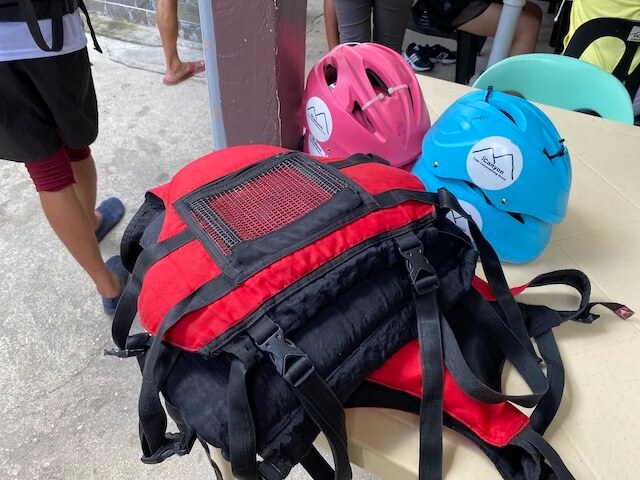 ライフジャケット、ヘルメットを被ってキャニオニングへ