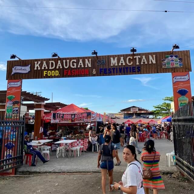 毎年4月はマクタンシュラインでお祭り開催