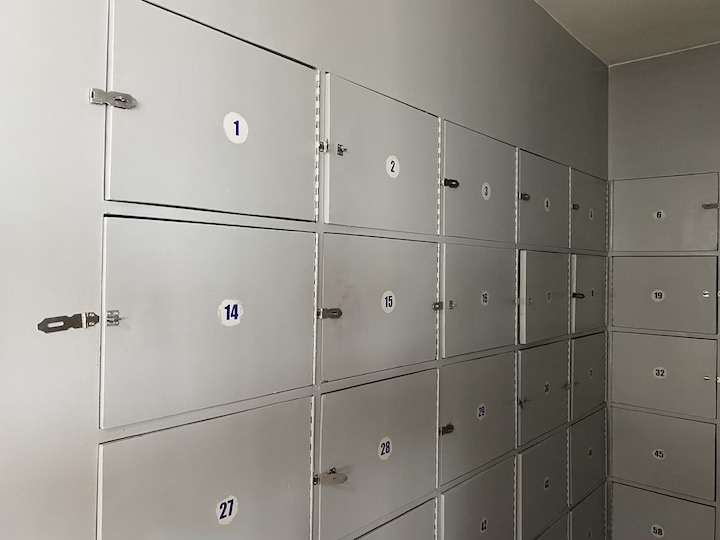 同意書に記入し荷物をロッカーに預ける