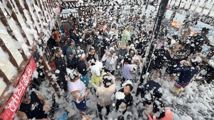 泡パーティーを楽しみながら帰港